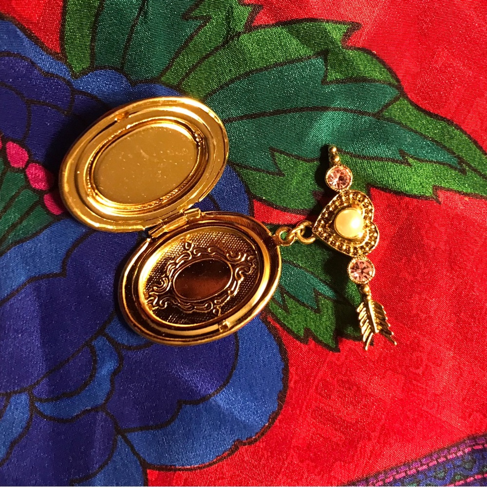 Vintage Cupid Gold Locket with Cherub Design Charm - Picture 5 of 9